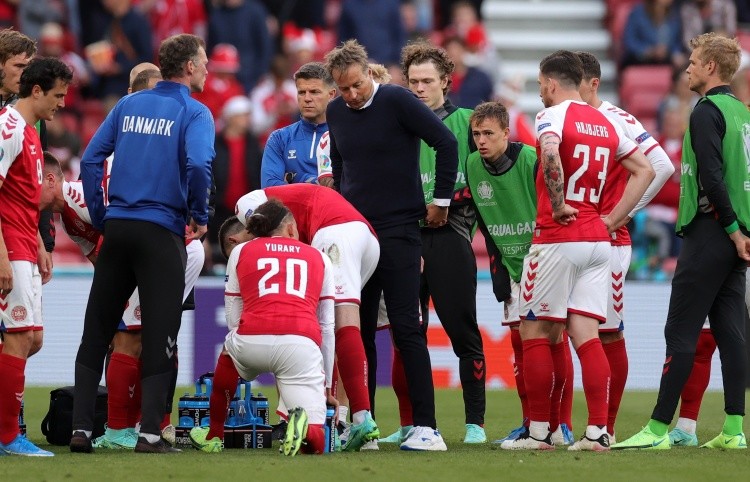 包含英格兰羽毛球队翻盘丹麦羽毛球队，谌龙三分雨点燃全场的词条