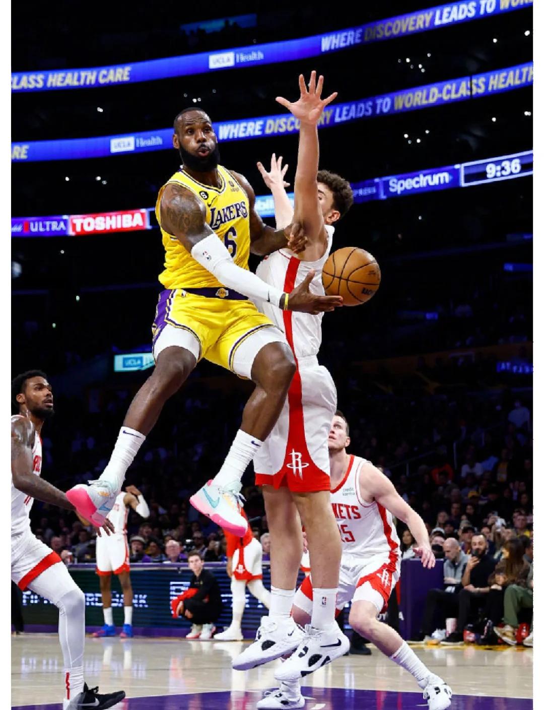 湖人队替补得分爆发，助球队取胜