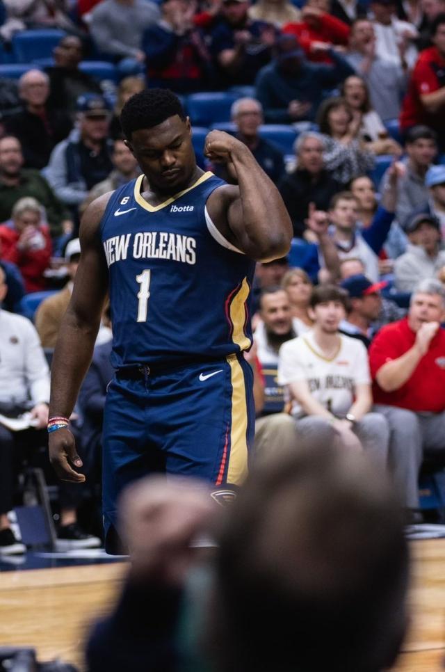 猛龙完胜青岛队，锡安点燃赛场